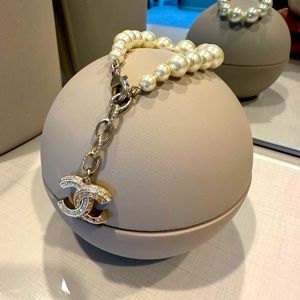 Fun costume jewelry imitation pearls no gold and no actual pearls